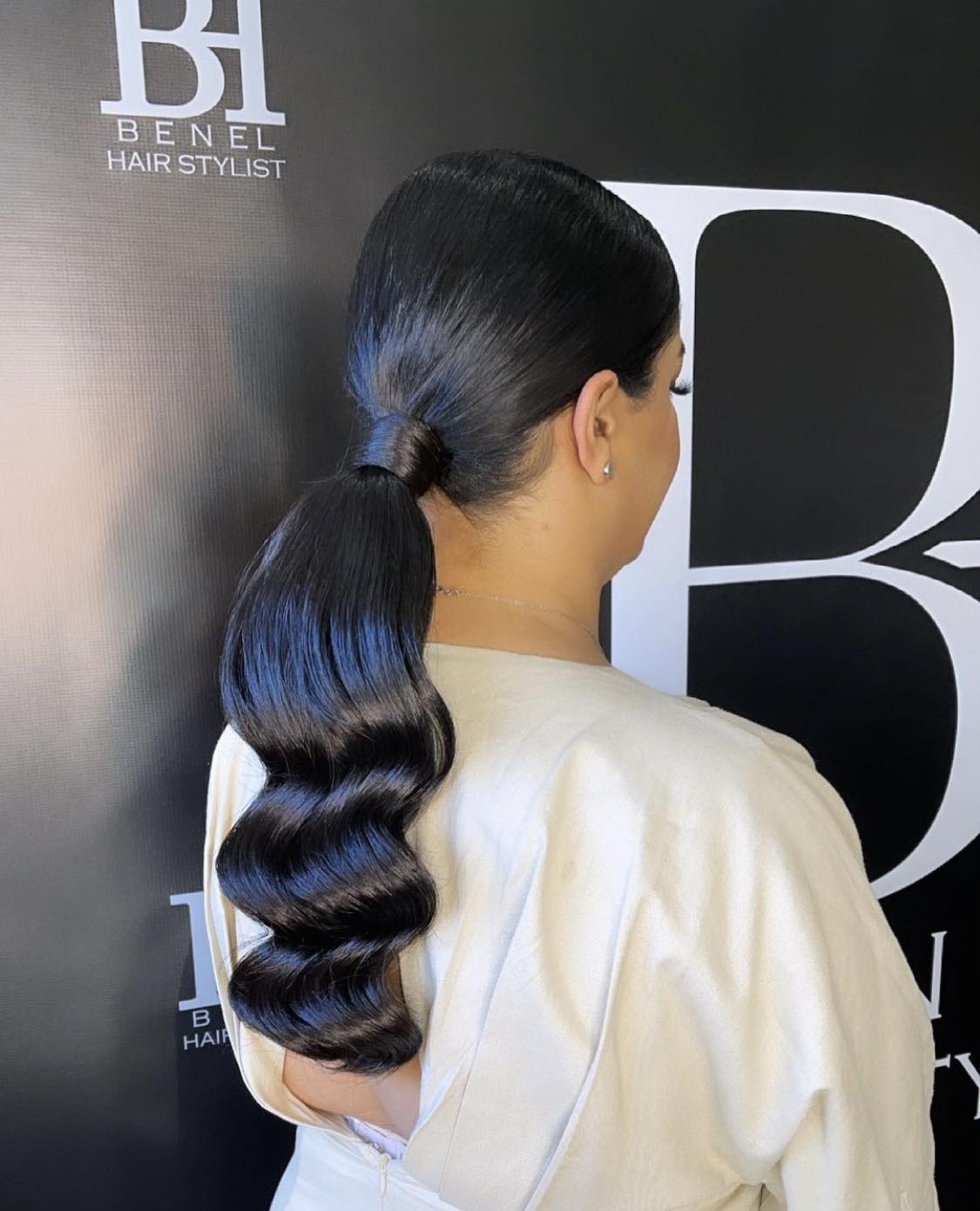 Penteado com rabo-de-cavalo ondulado baixo e elegante