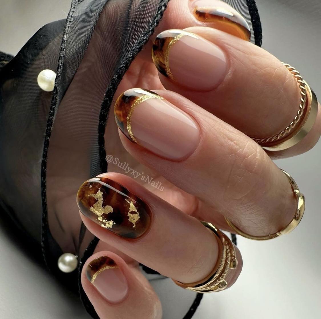 Tortoise Nails With Gold Details