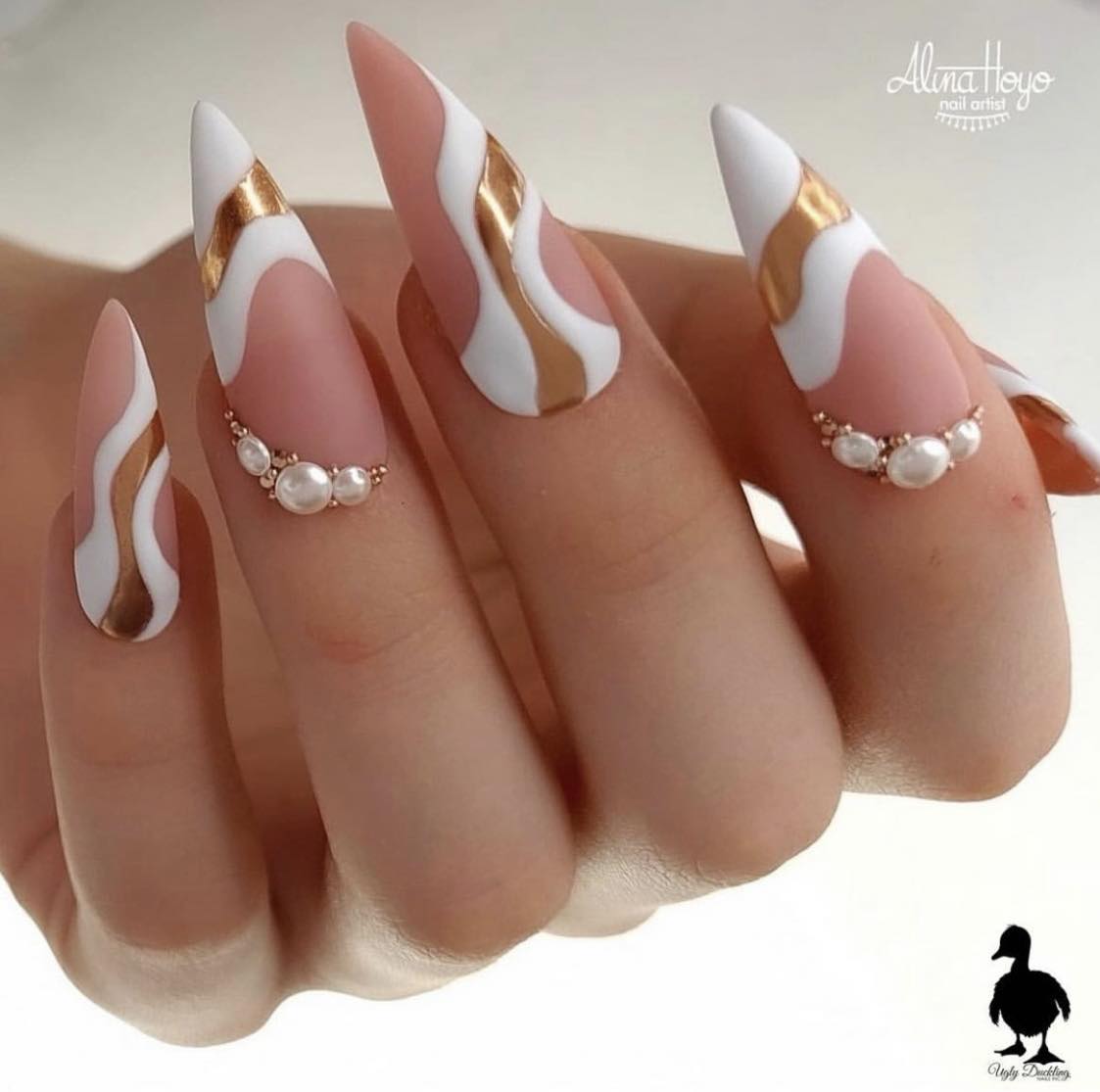 Ongles blancs et or avec perles