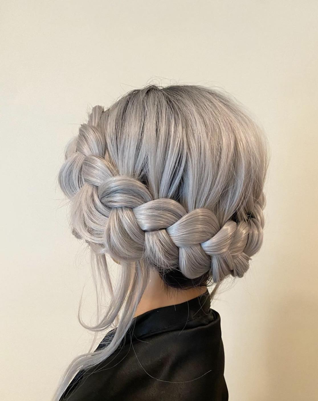 Coiffure avec couronne tressée pour le réveillon du Nouvel An