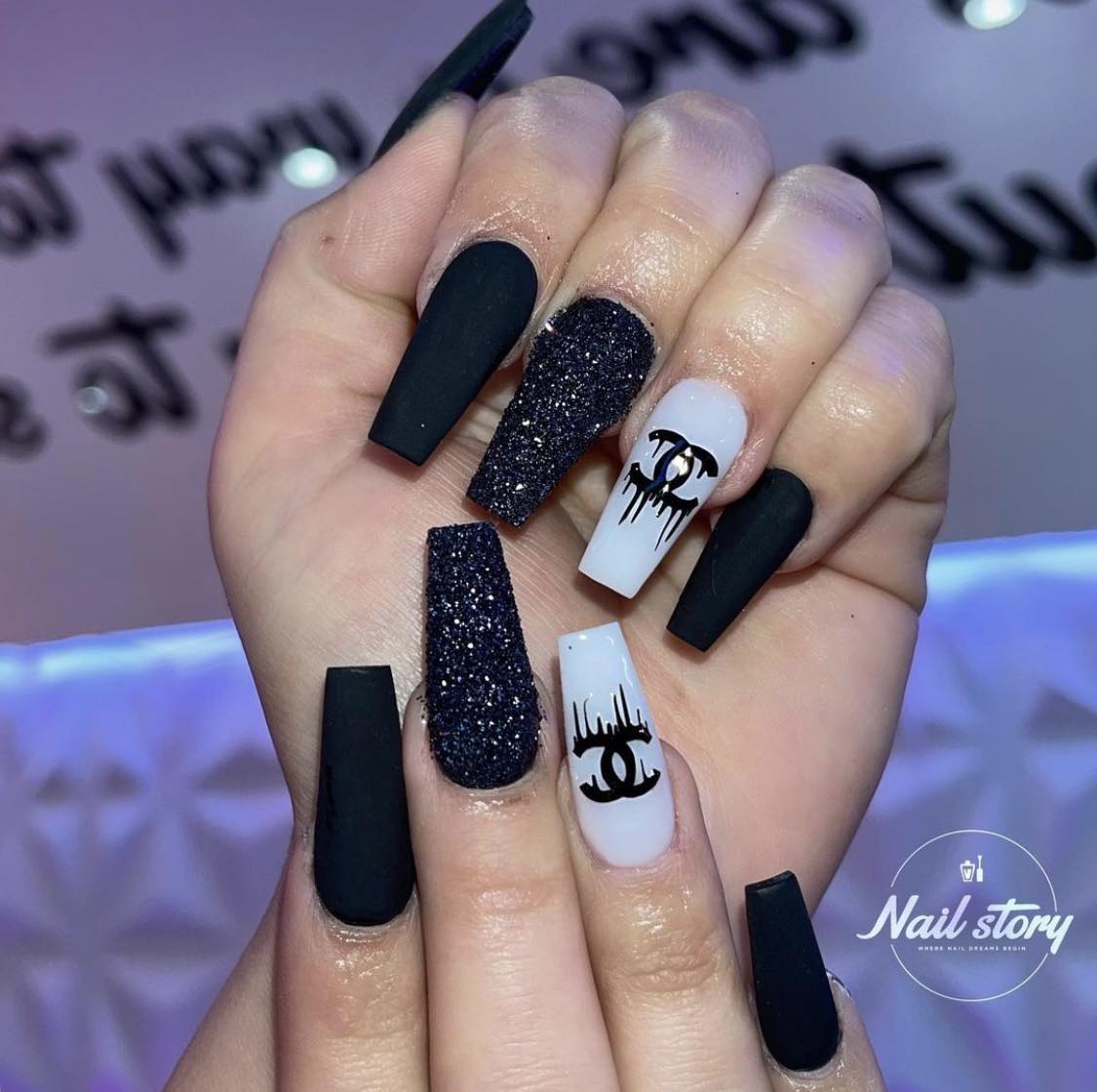 Ongles Chanel à paillettes noires