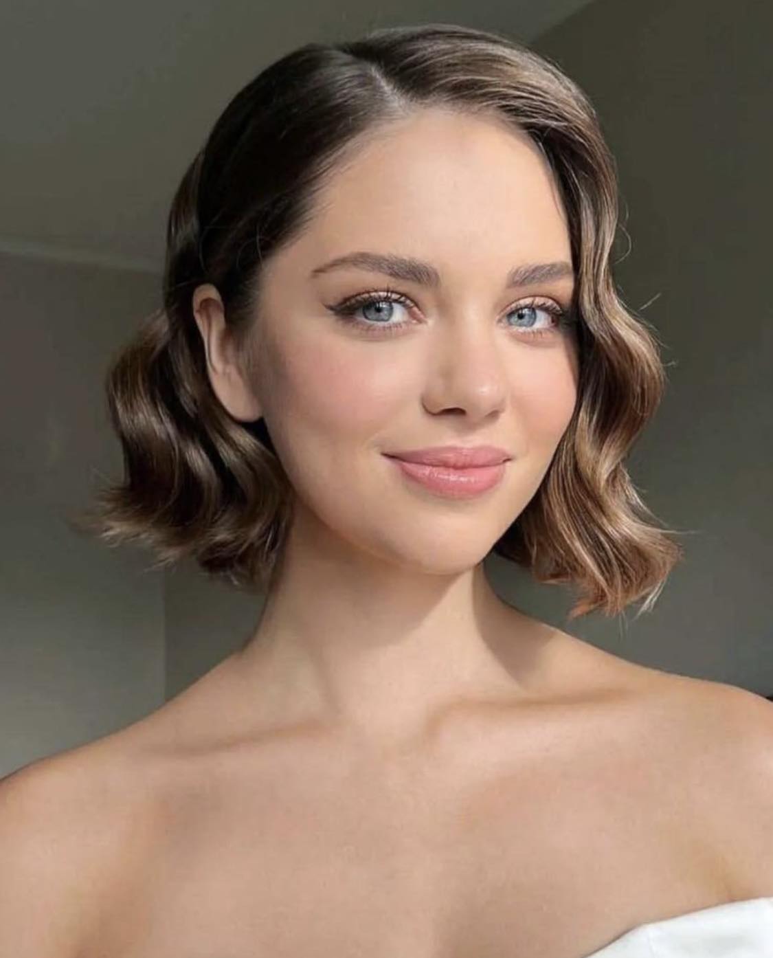 Penteado clássico encaracolado Hoco para cabelo curto