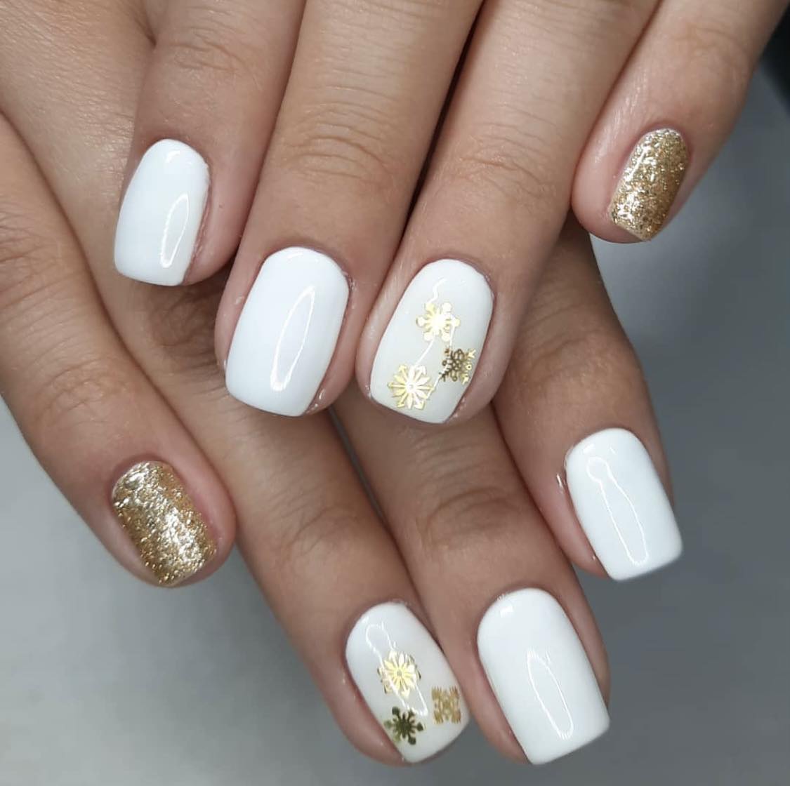 Gold And White Christmas Nails