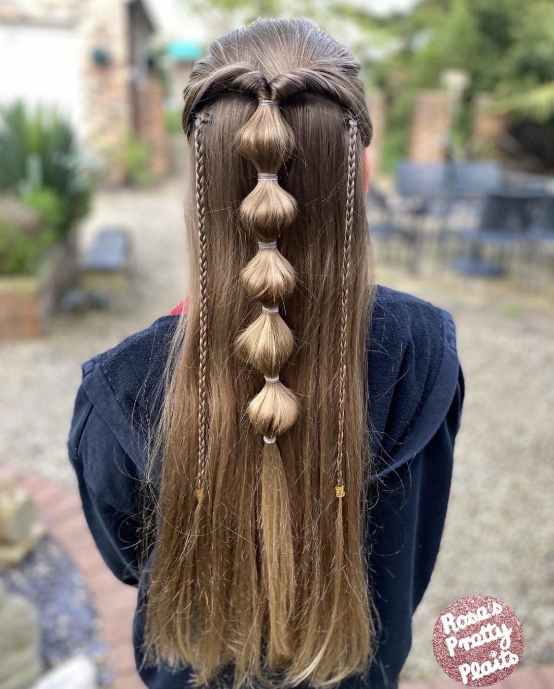 Cabello semirecogido semirecogido con burbujas y trenzas