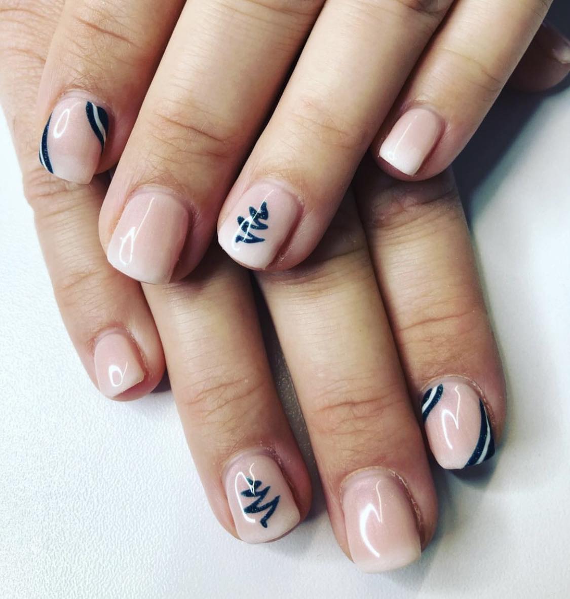 Ongles de Noël courts et minimalistes