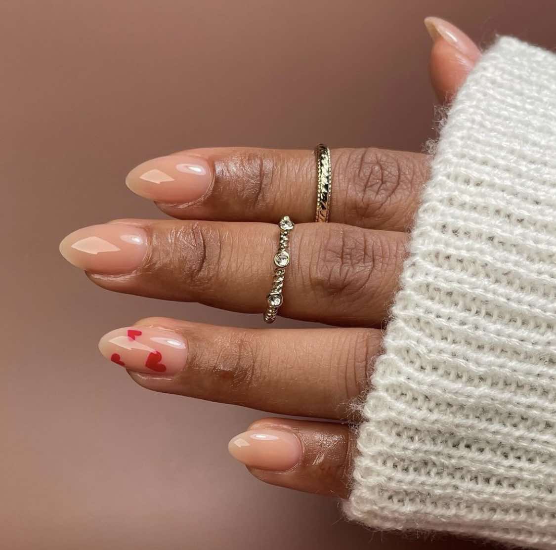 Uñas desnudas de otoño con corazones