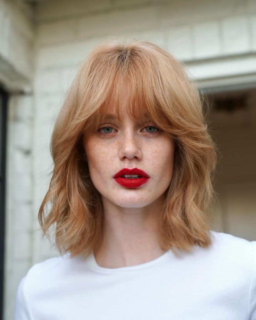 Cheveux lobés superposés inspirés des années 90