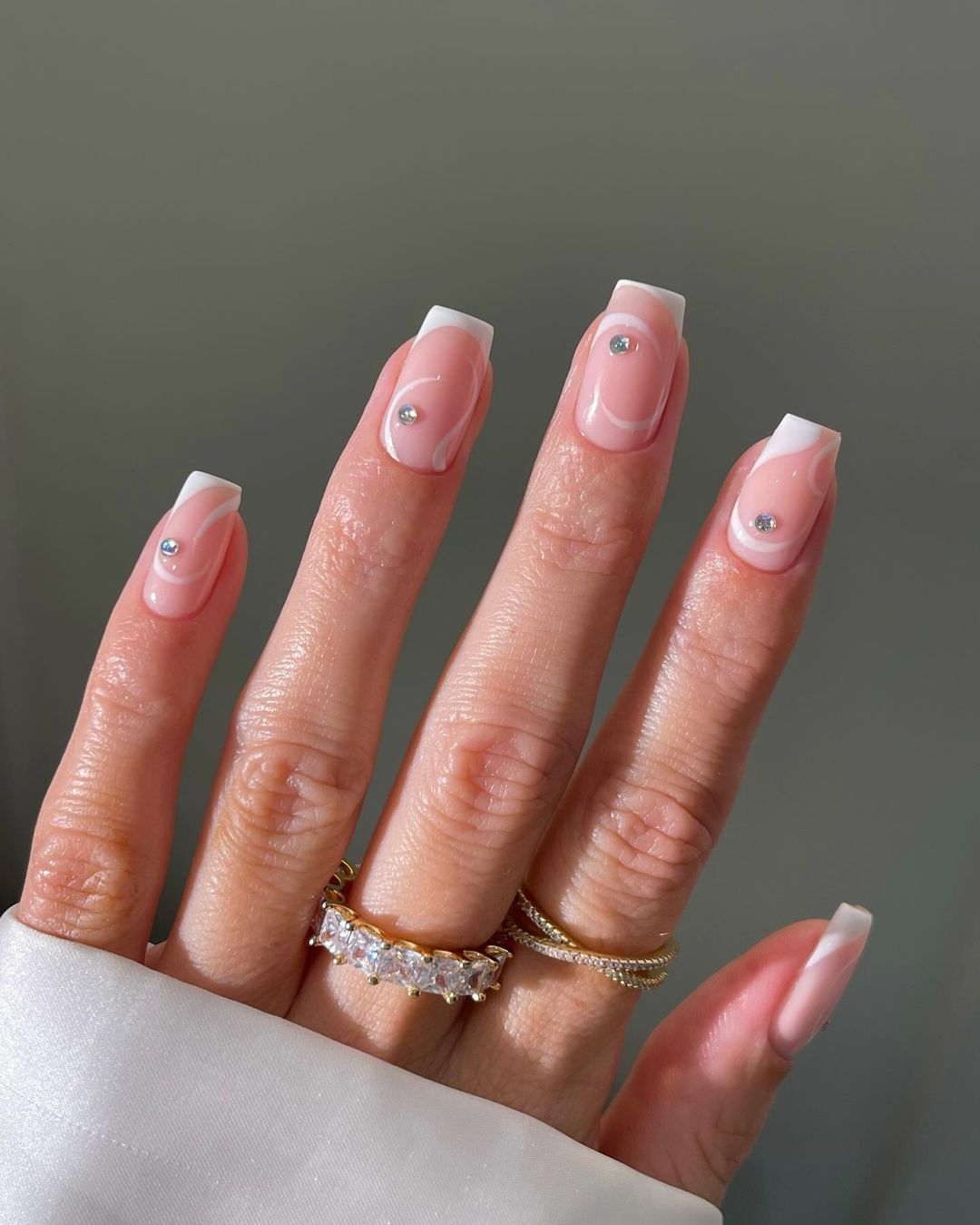 un point de brillance ongles minimalistes