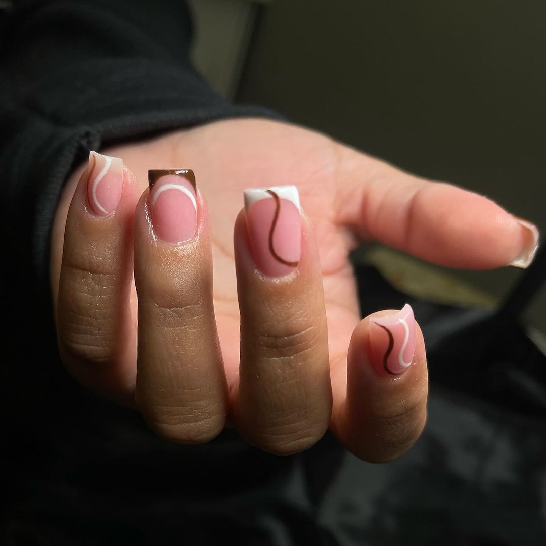 redemoinhos abstractos de outono em unhas curtas