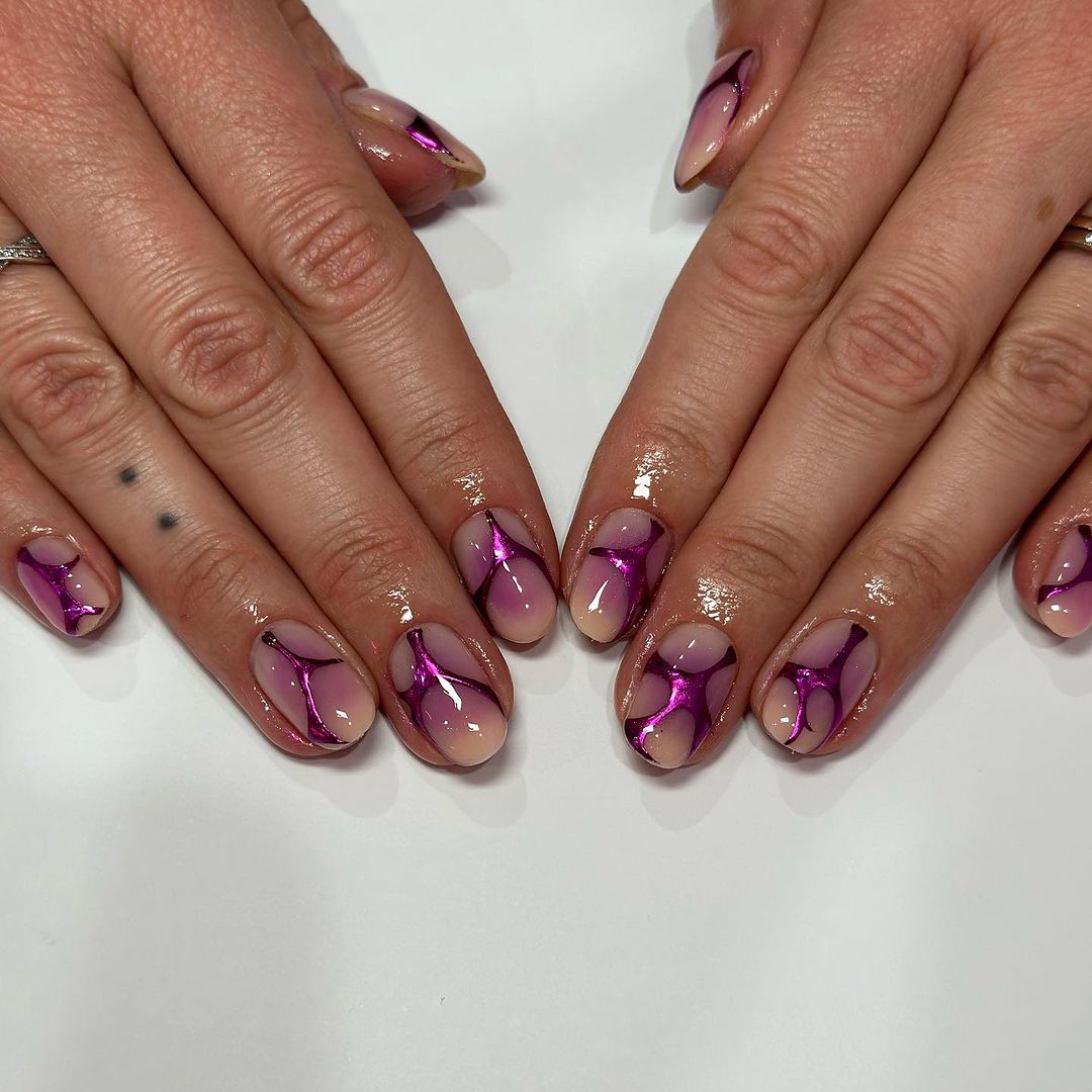 ongles abstraits mauves chromés