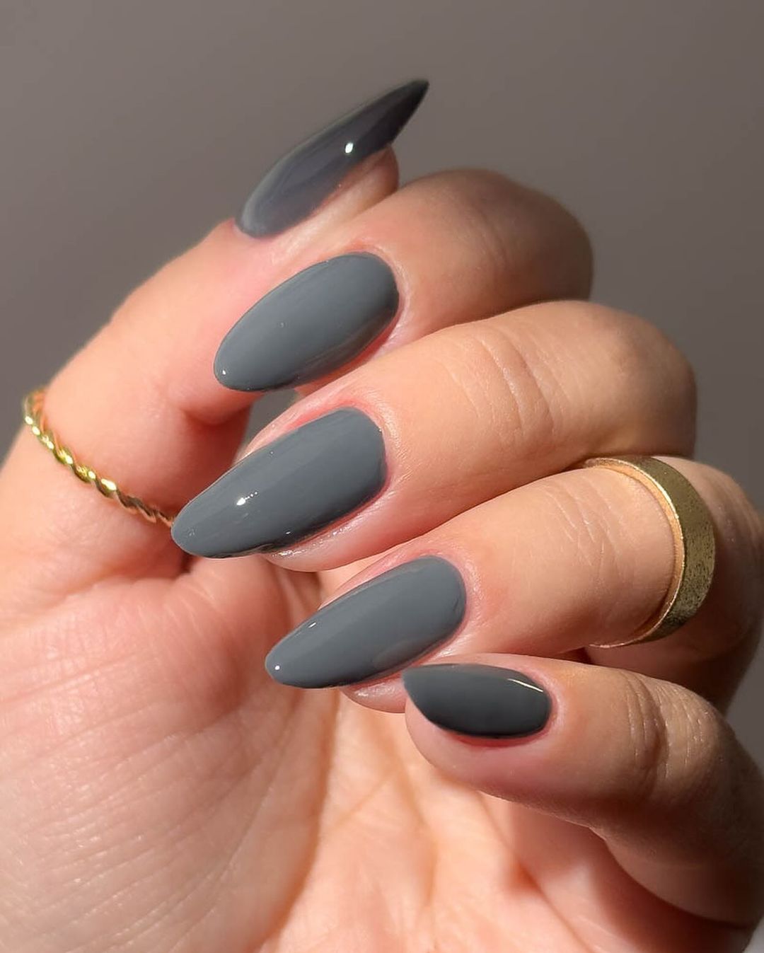 ongles gris amande