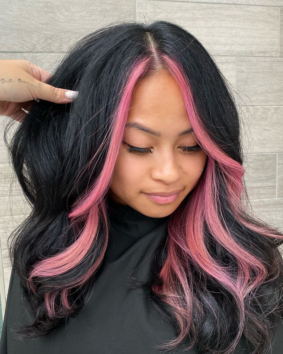 barbie cara rosa enmarcando mechas