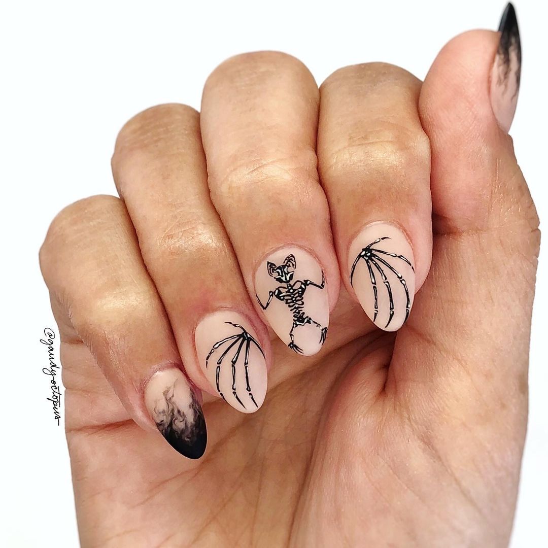 desenho de unhas com esqueleto de morcego