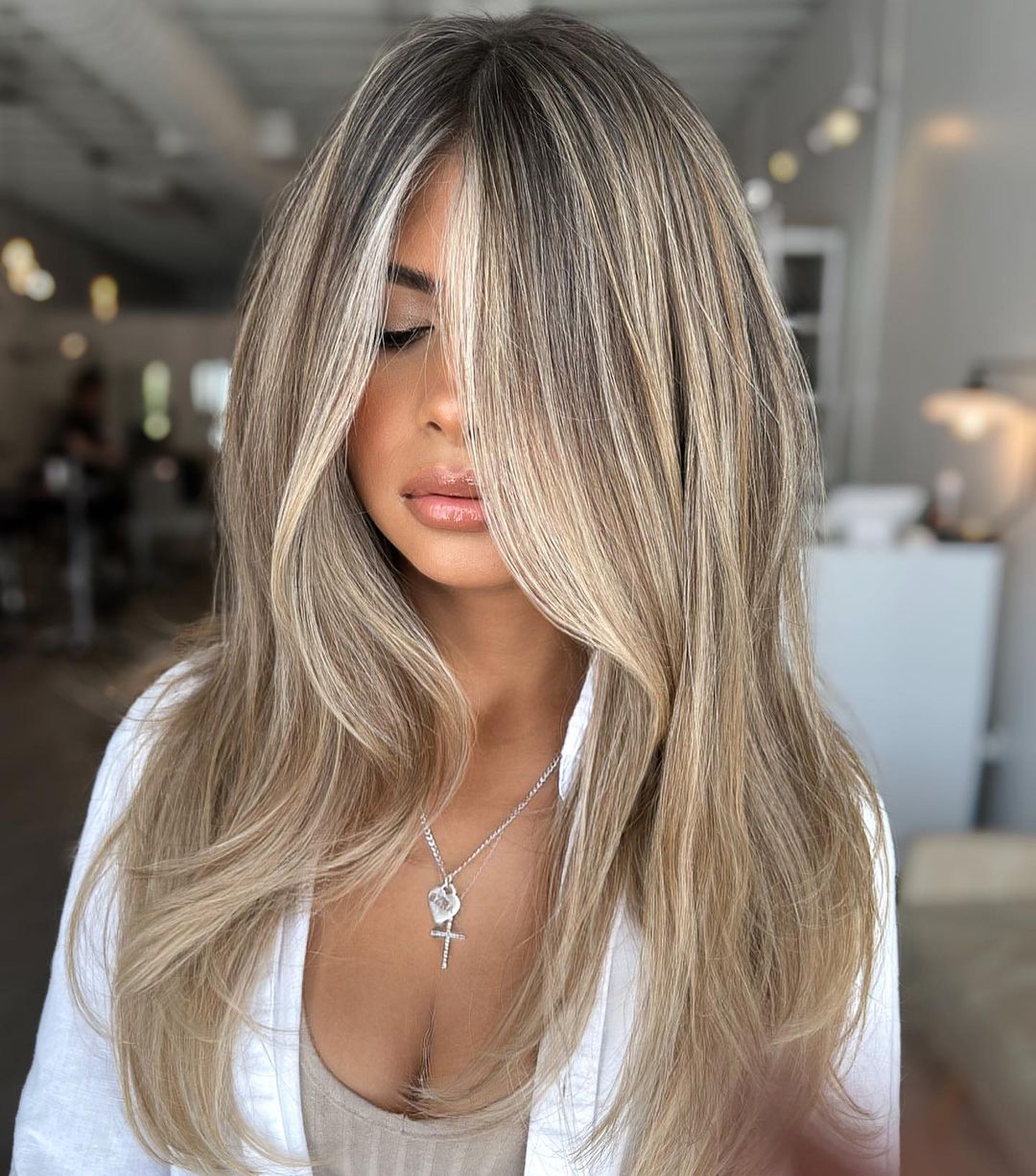 blonde beige avec encadrement du visage