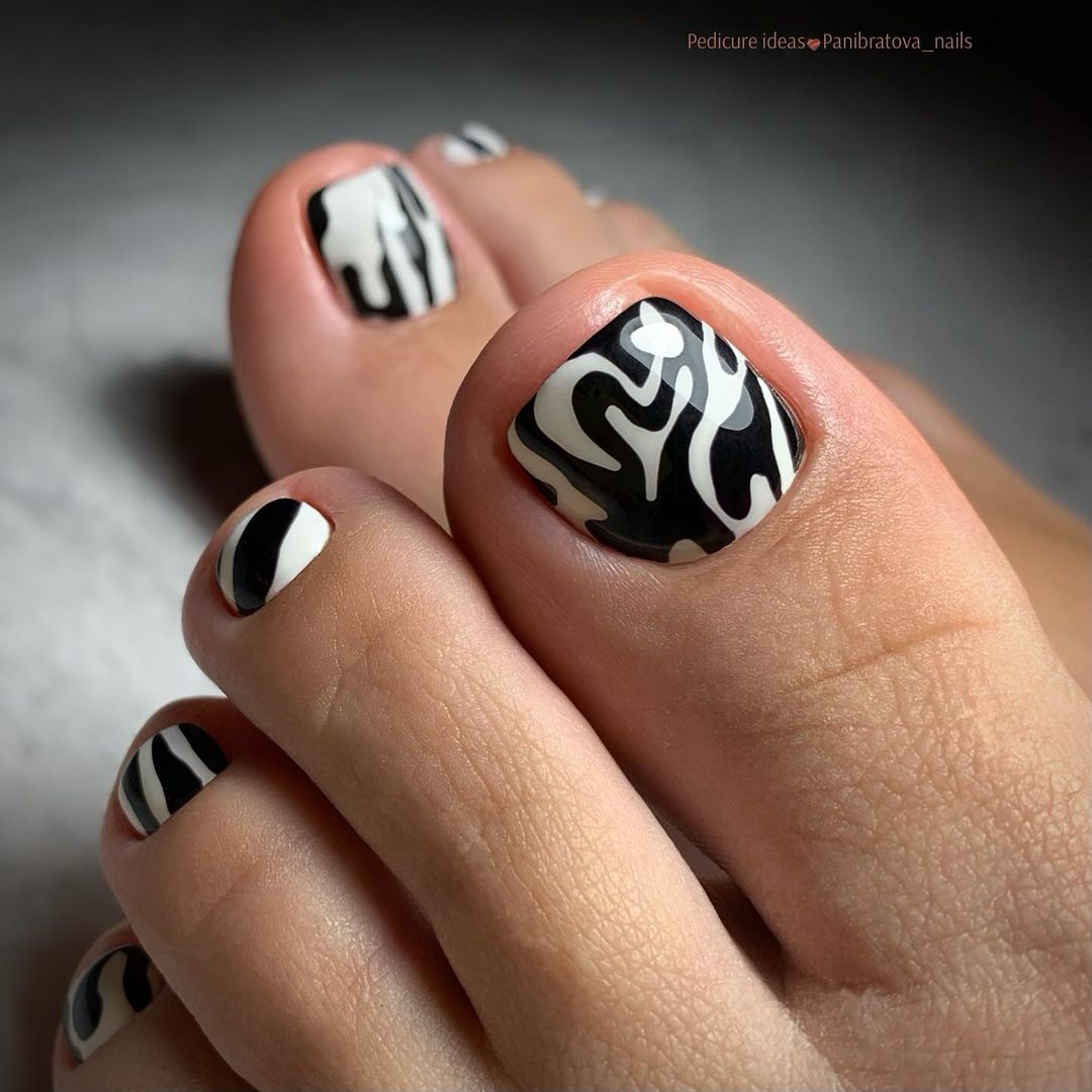 black and white fall-colored tonails