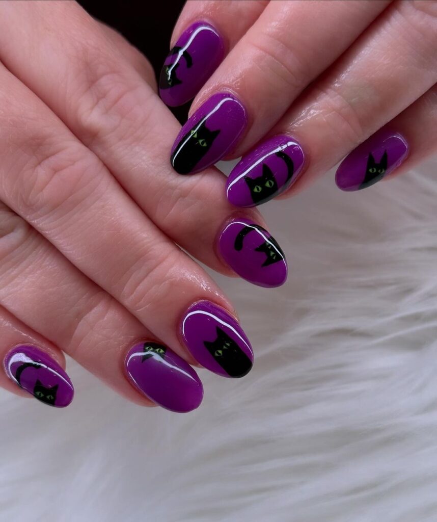 Uñas moradas Black Cat