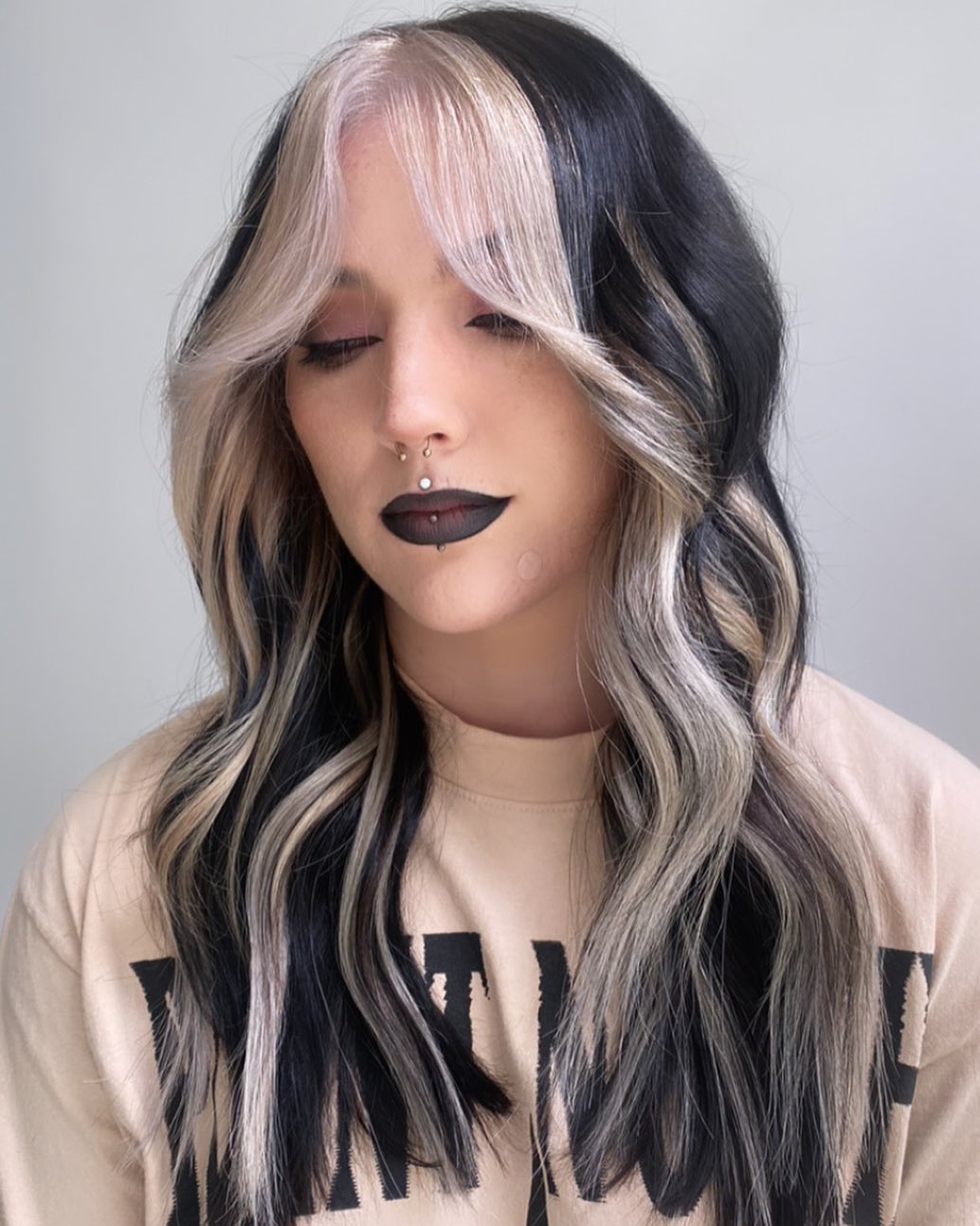 cabelo preto com madeixas platinadas a emoldurar o rosto