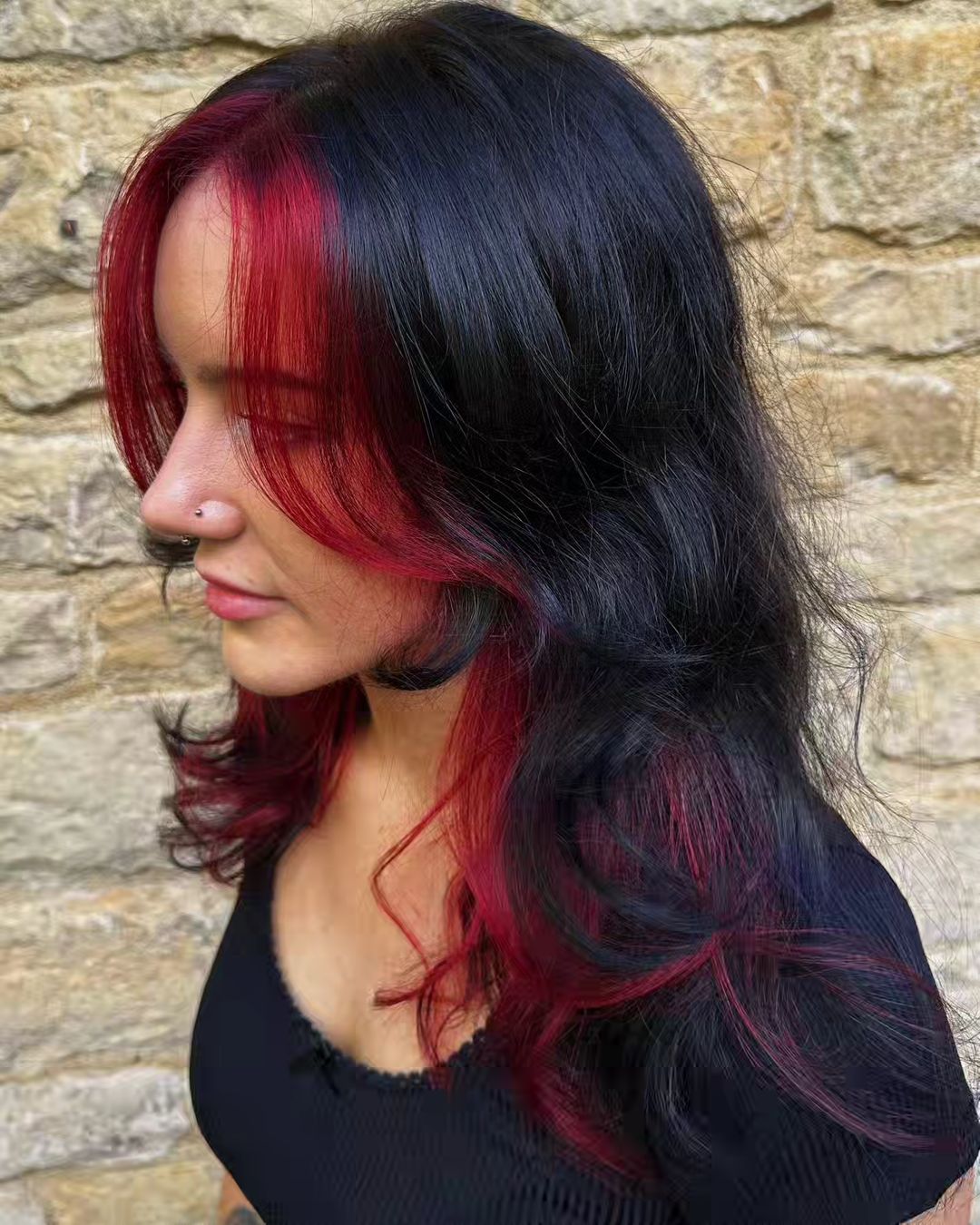 pelo negro con reflejos rojos que enmarcan la cara