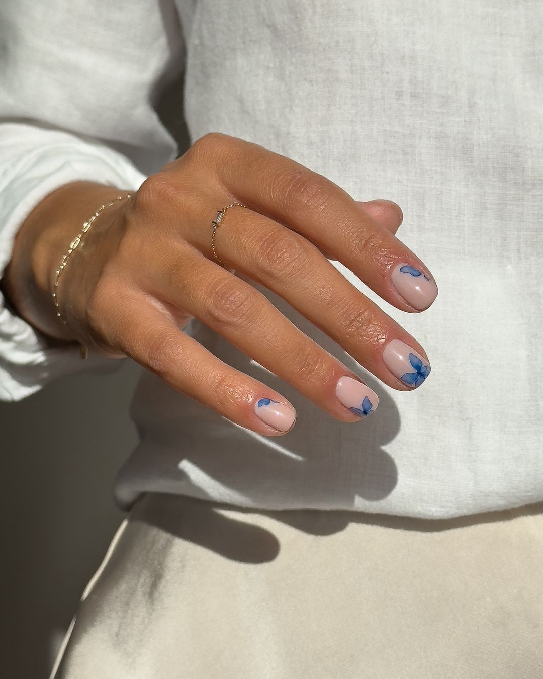 ailes bleues ongles minimalistes