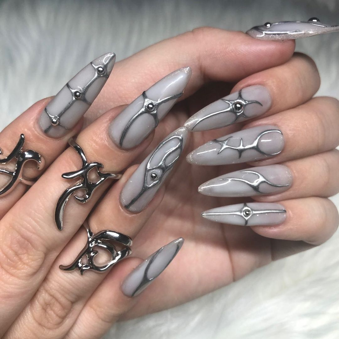 motifs audacieux ongles gris