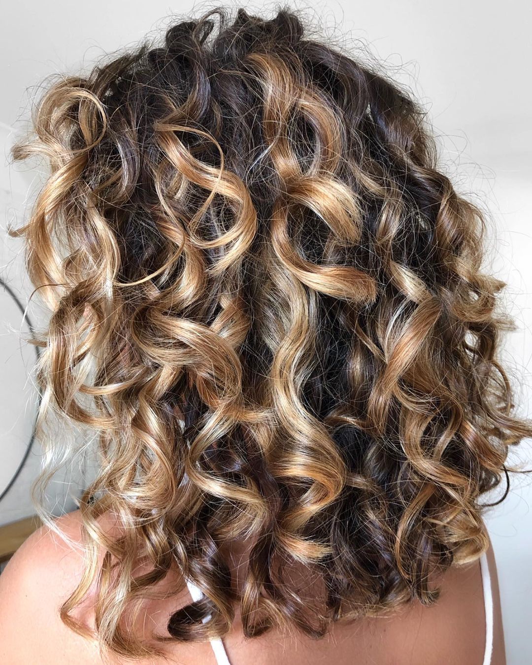 balayage biondo per capelli ricci