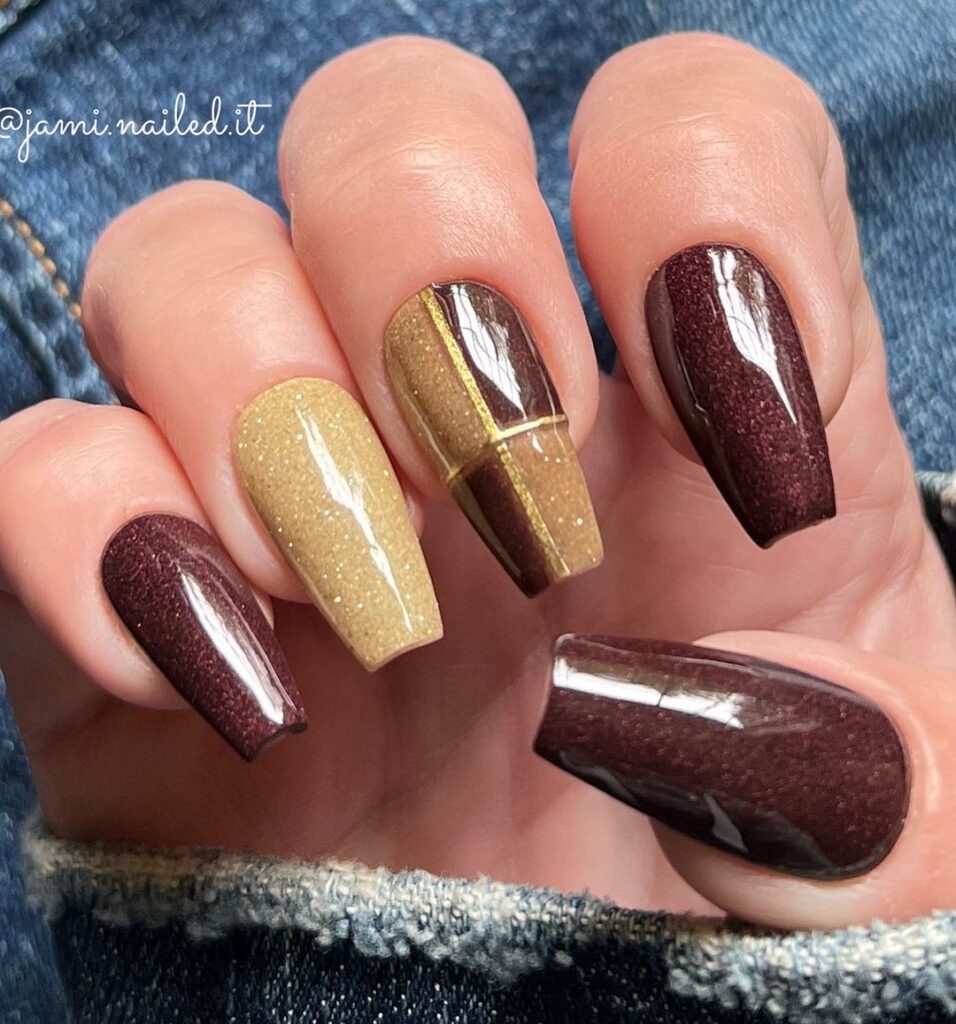 ongles en poudre marron et or