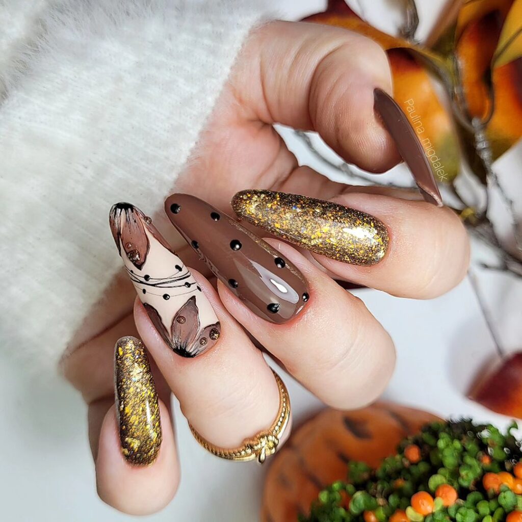 uñas de otoño marrones y doradas