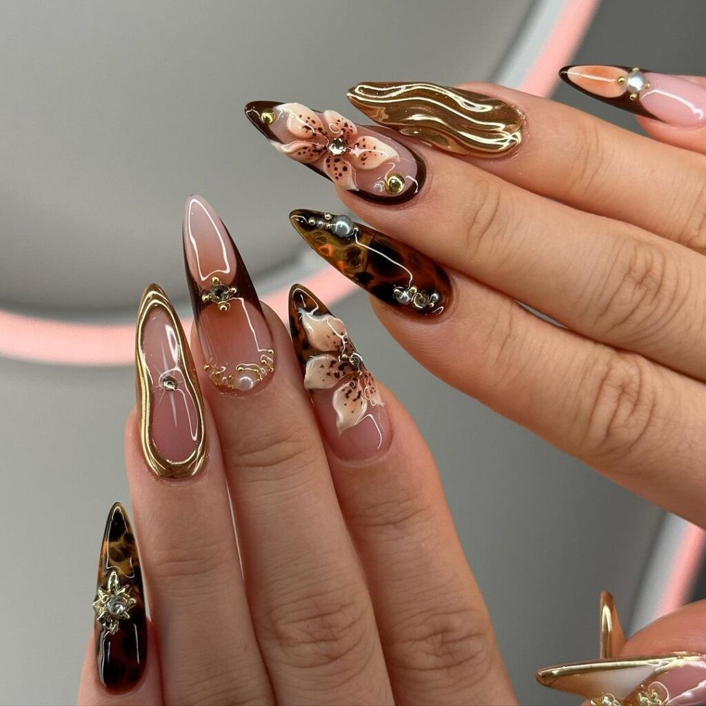 manicure marrone e oro con accenti floreali