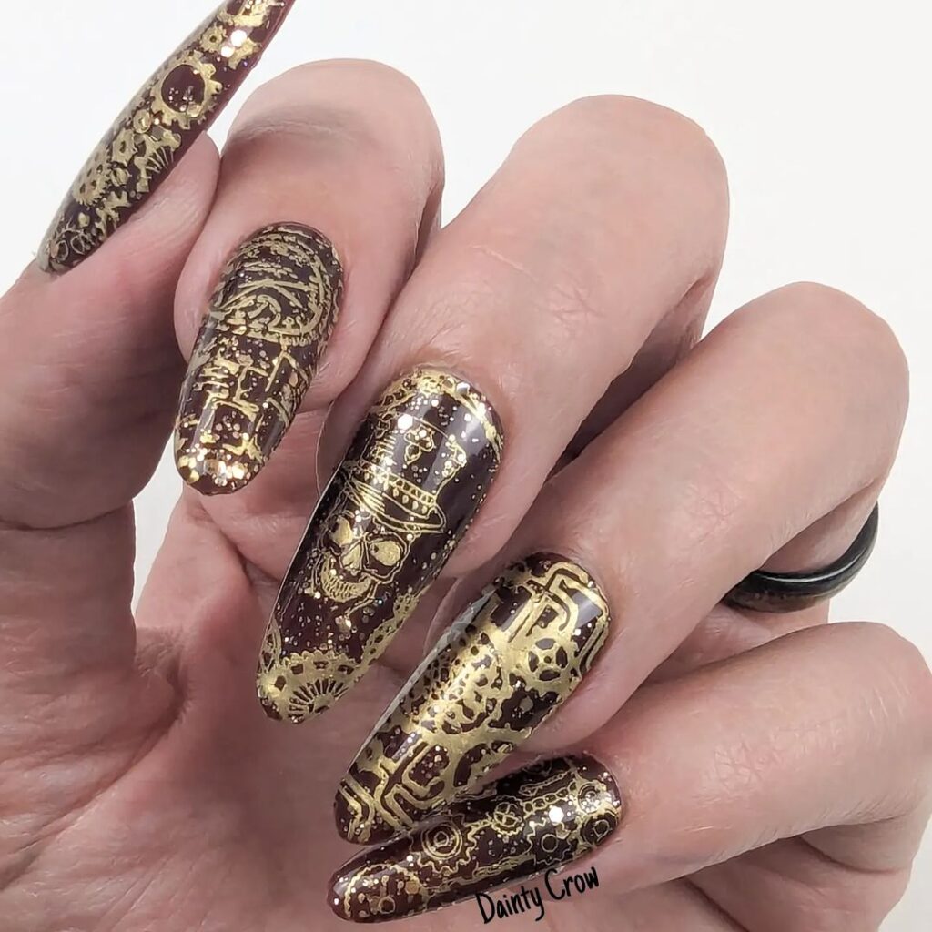 unhas steampunk castanhas e douradas