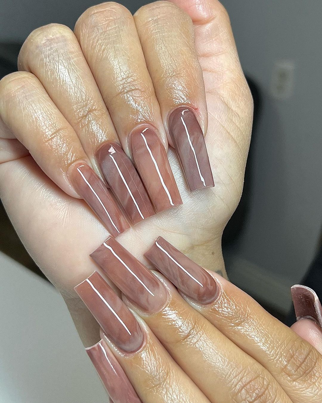 ongles en marbre brun