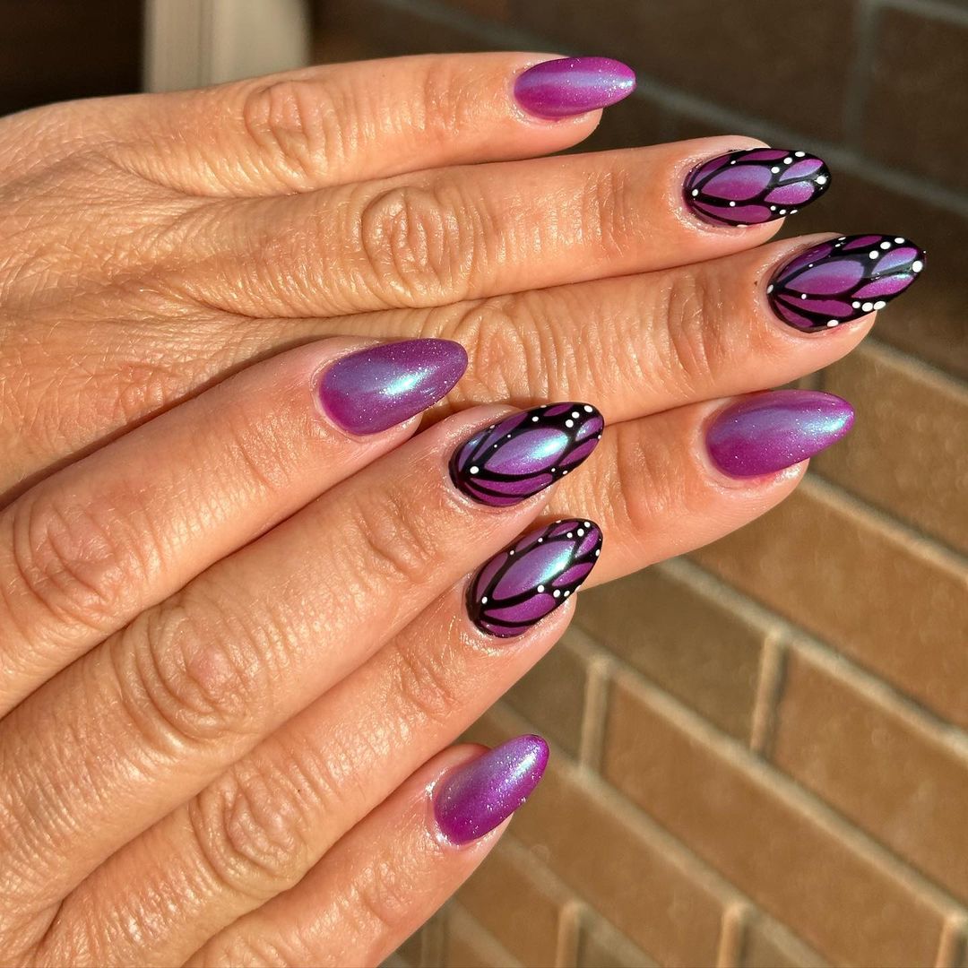 papillon violet ongles chromés