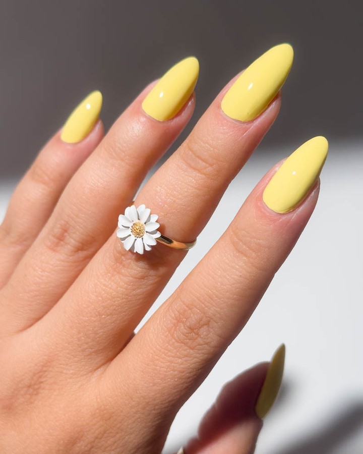 Buttery Yellow Gemini Nails