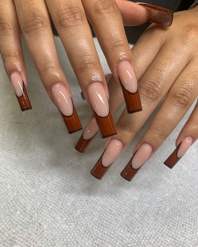 Unhas francesas de outono em chocolate