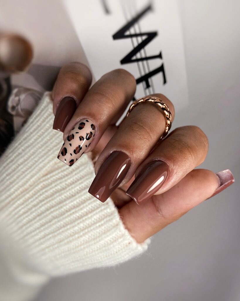 ongles accentués brun chocolat