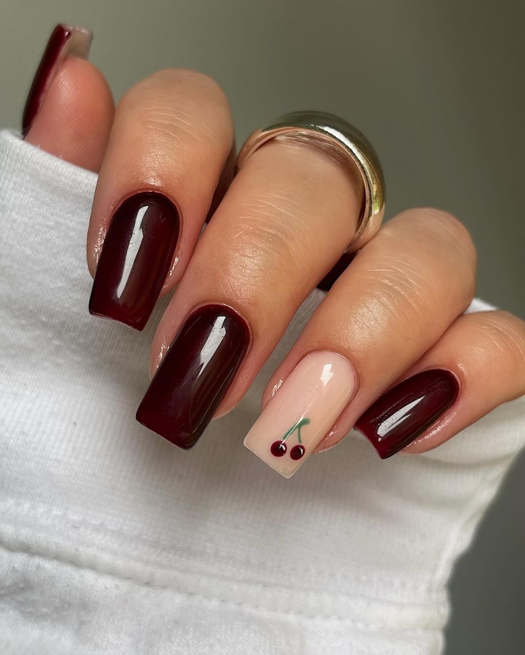 desenho de unhas castanho-cereja com molho de chocolate