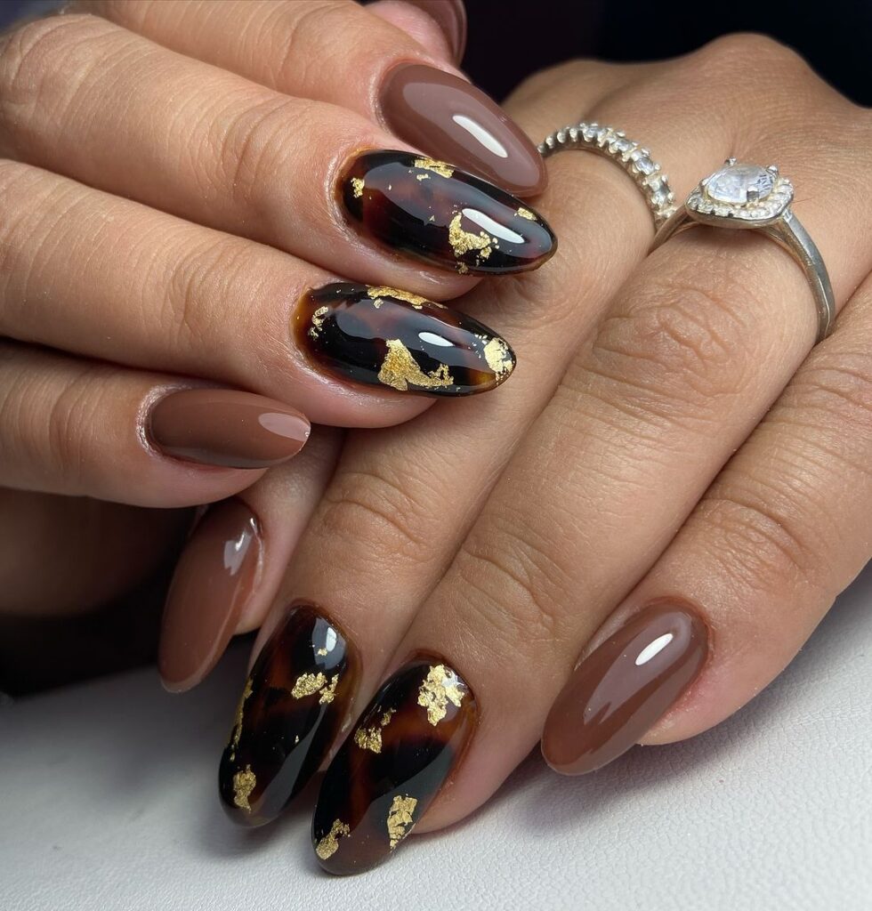 ongles en feuille d'or au chocolat