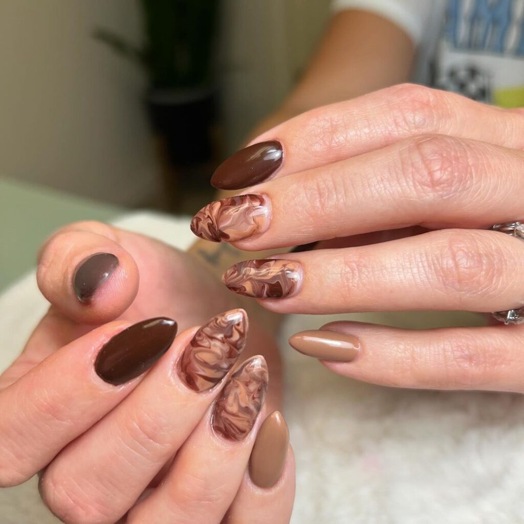 ongles macchiato au chocolat