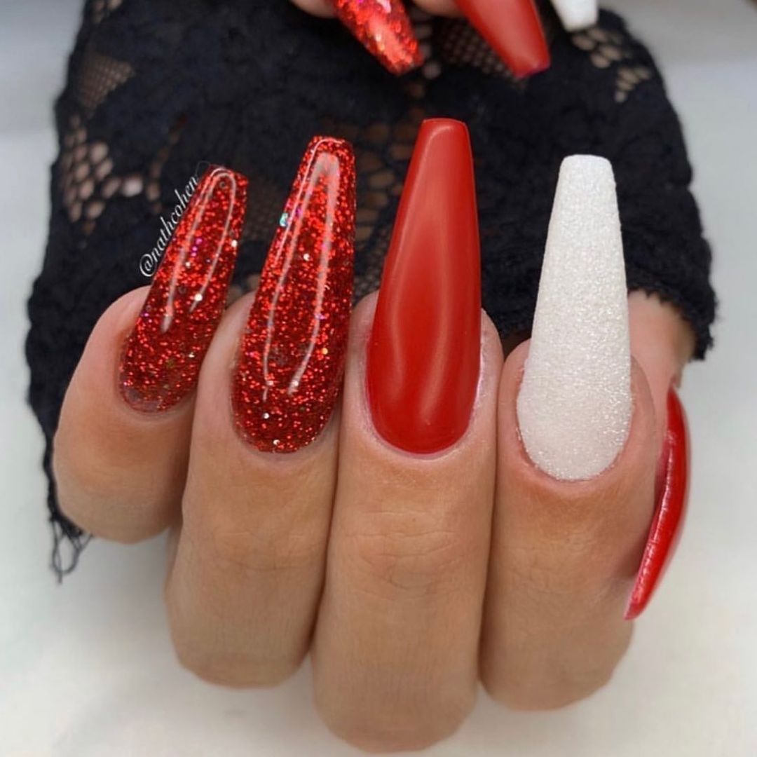 ongles de Noël à paillettes nacrées