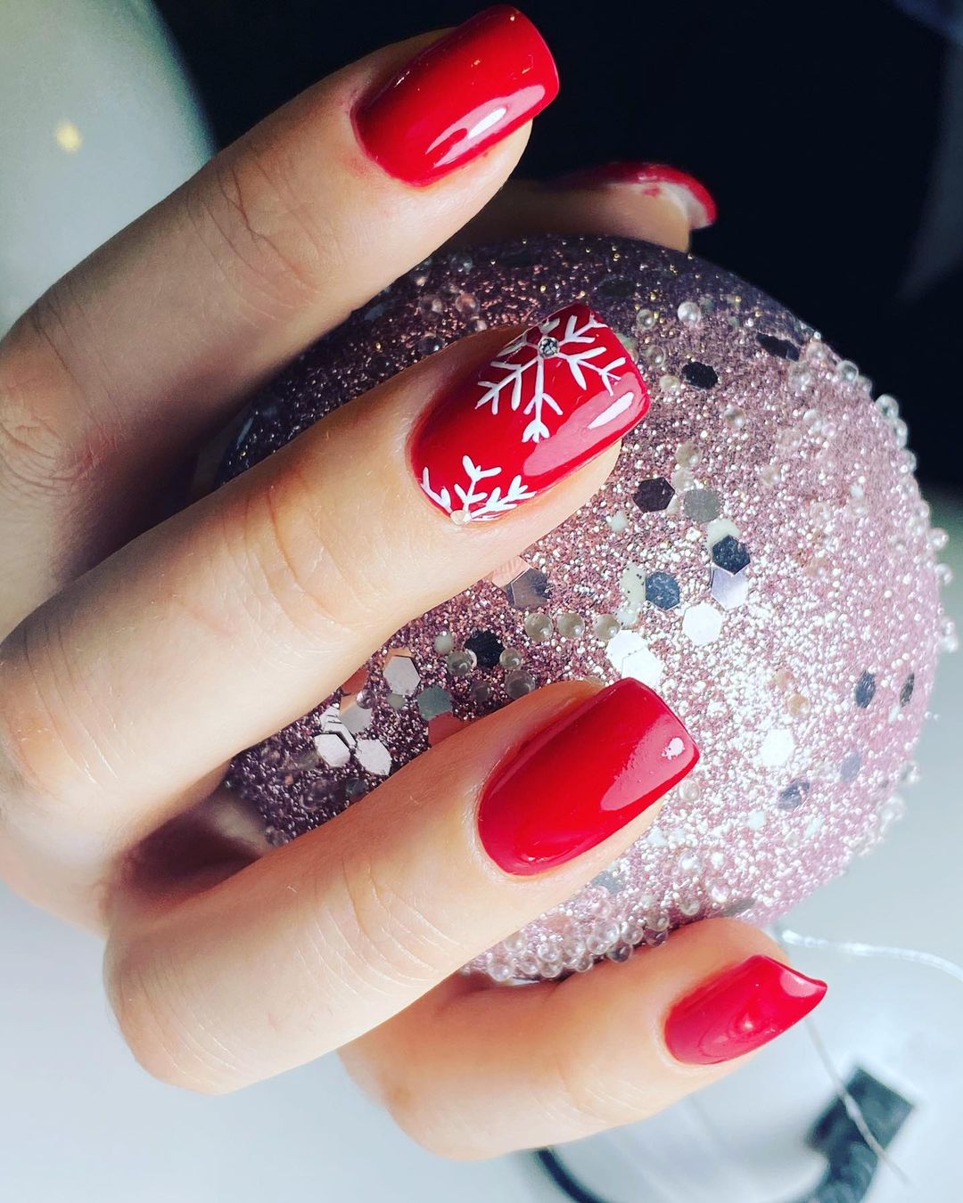 unhas de Natal em flocos de neve