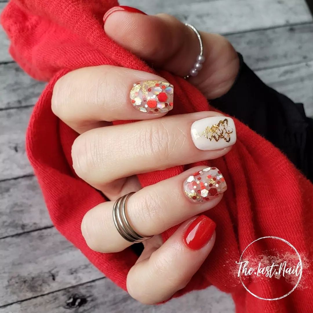 unhas brilhantes com árvore de Natal