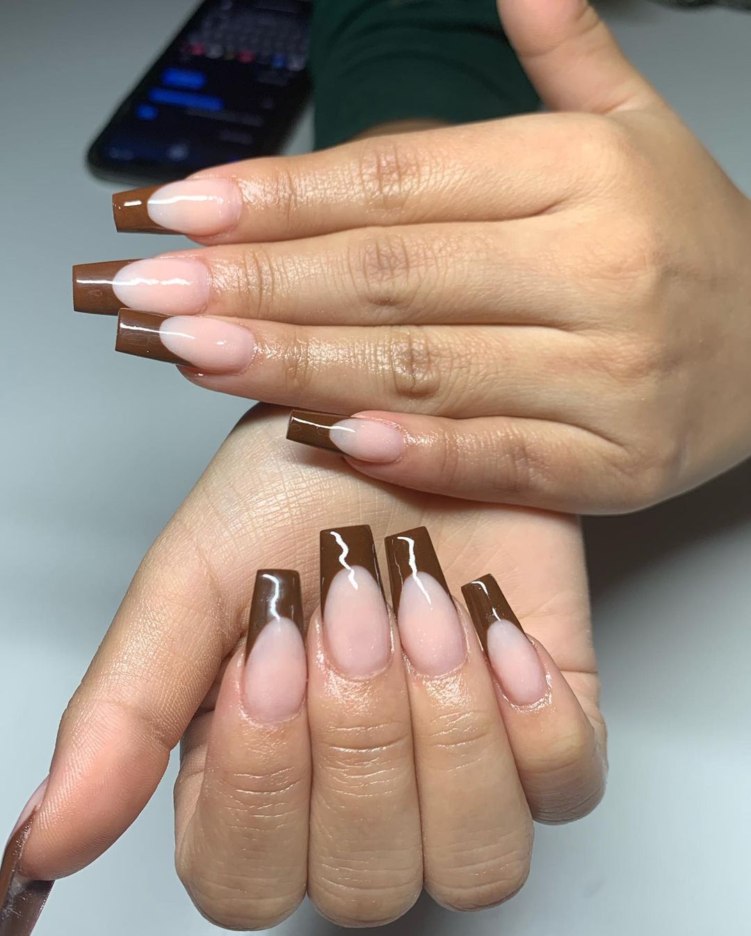 french tips en acrylique marron classique