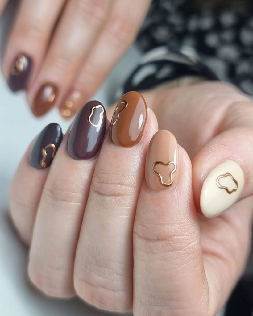 unhas gradientes douradas café