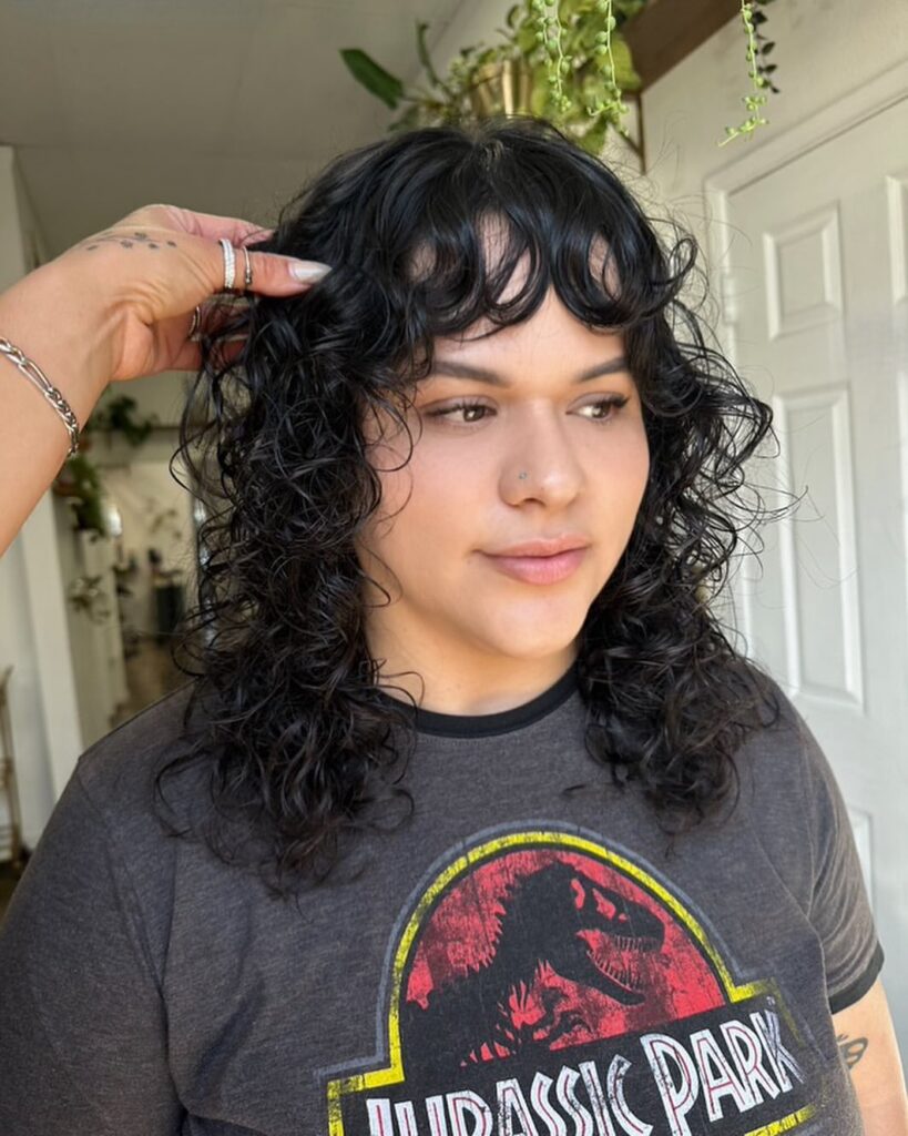 Coupe de cheveux bouclée et dégradée pour cheveux moyens