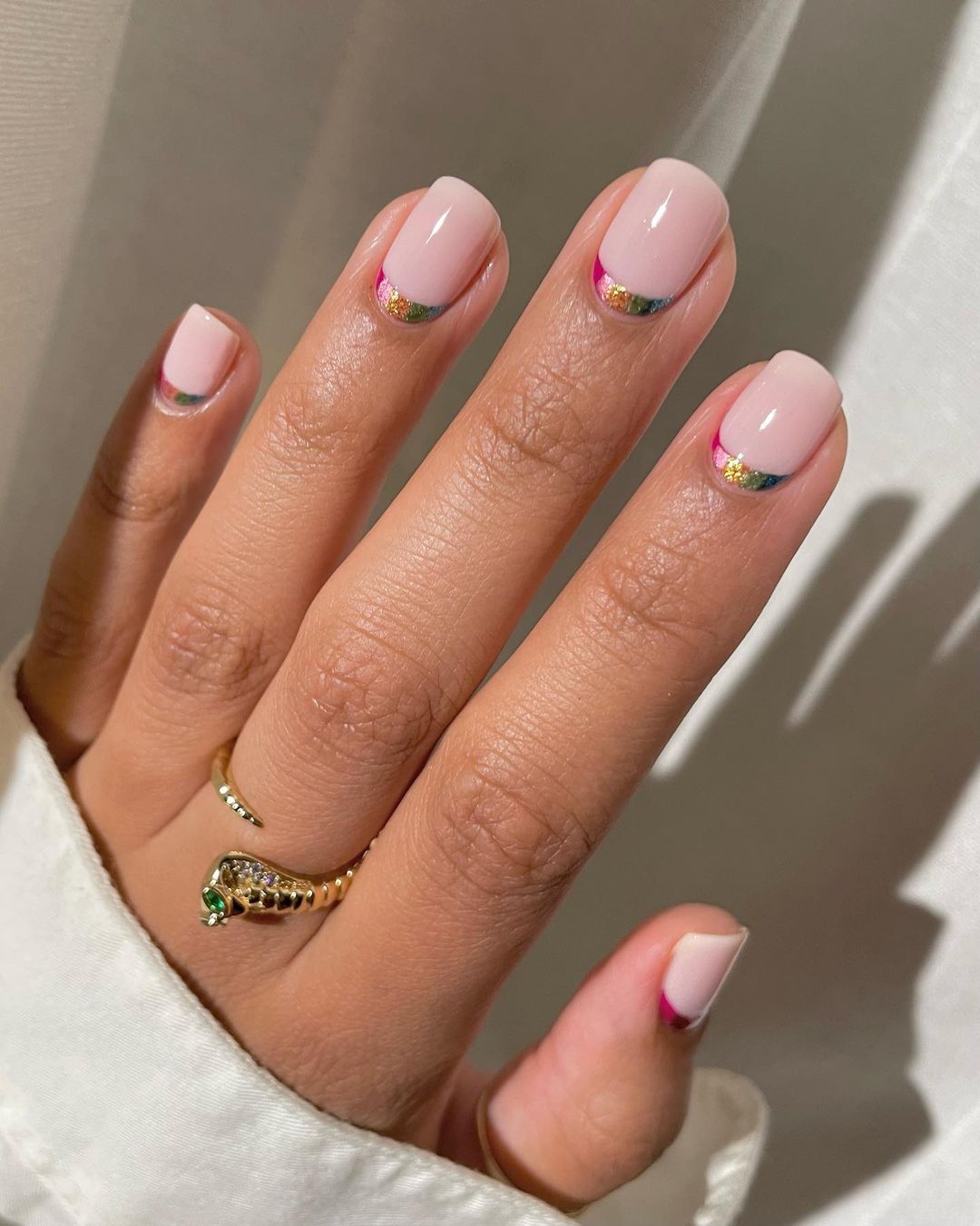 cutícula em unhas minimalistas arco-íris