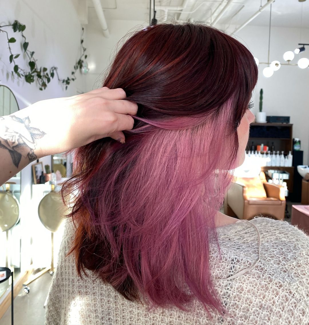 capelli bordeaux scuro con blocco di colore rosa