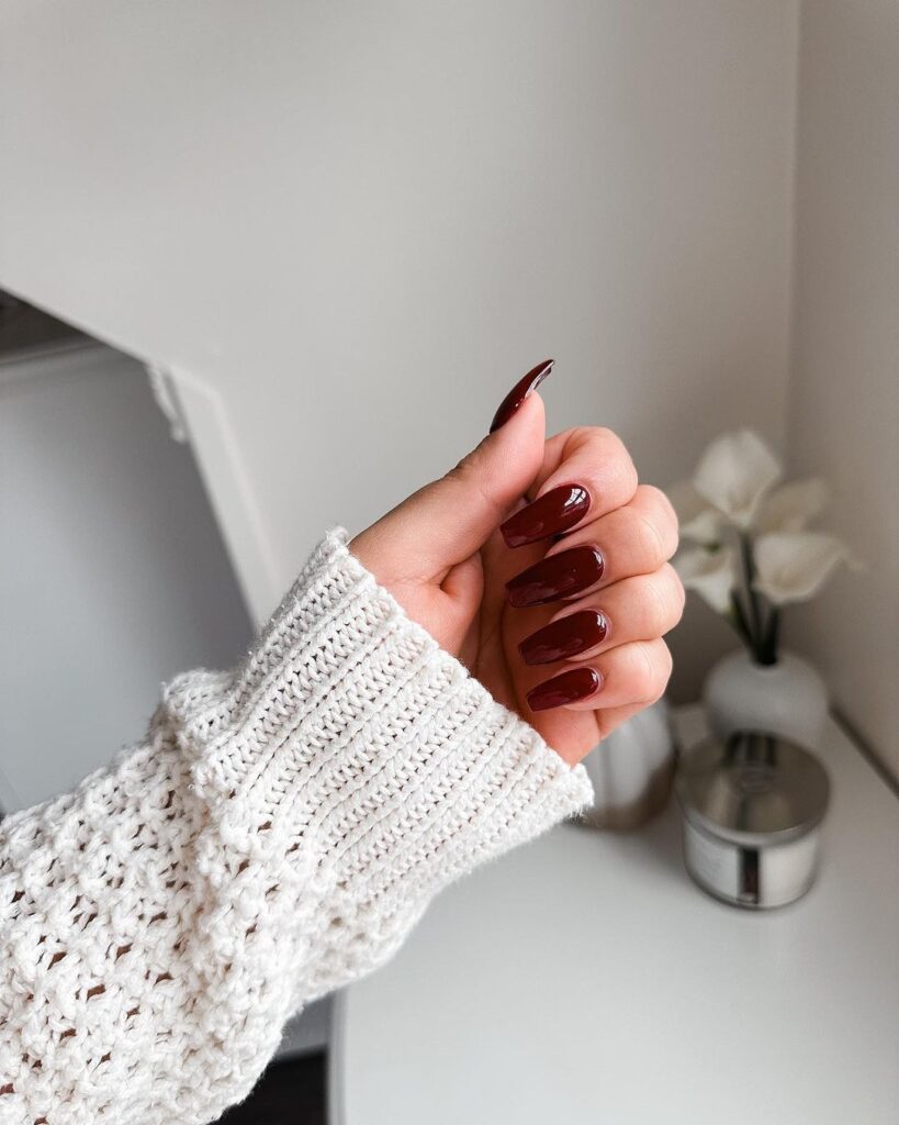 Unhas de chocolate preto com moca e cereja