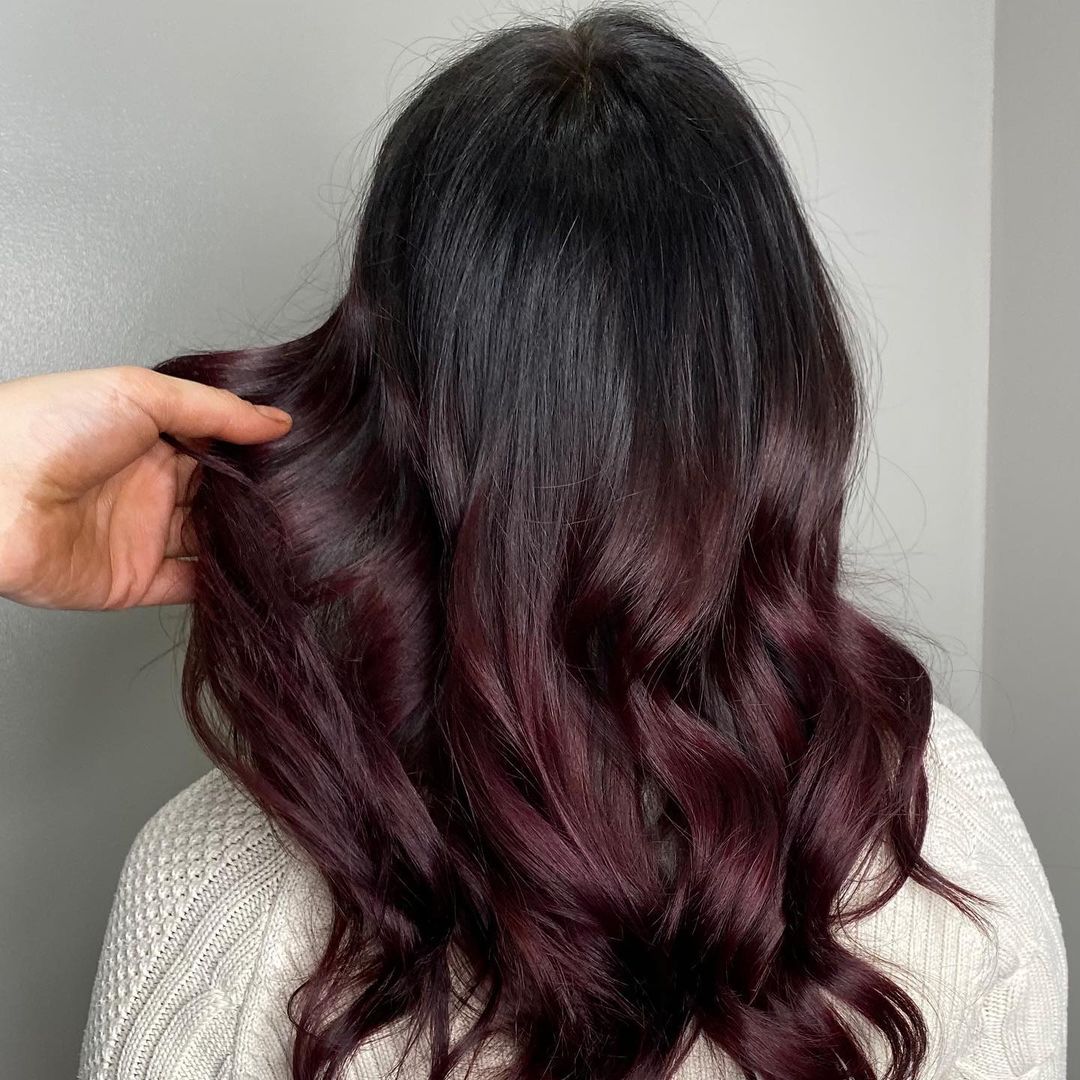 capelli scuri con balayage bordeaux