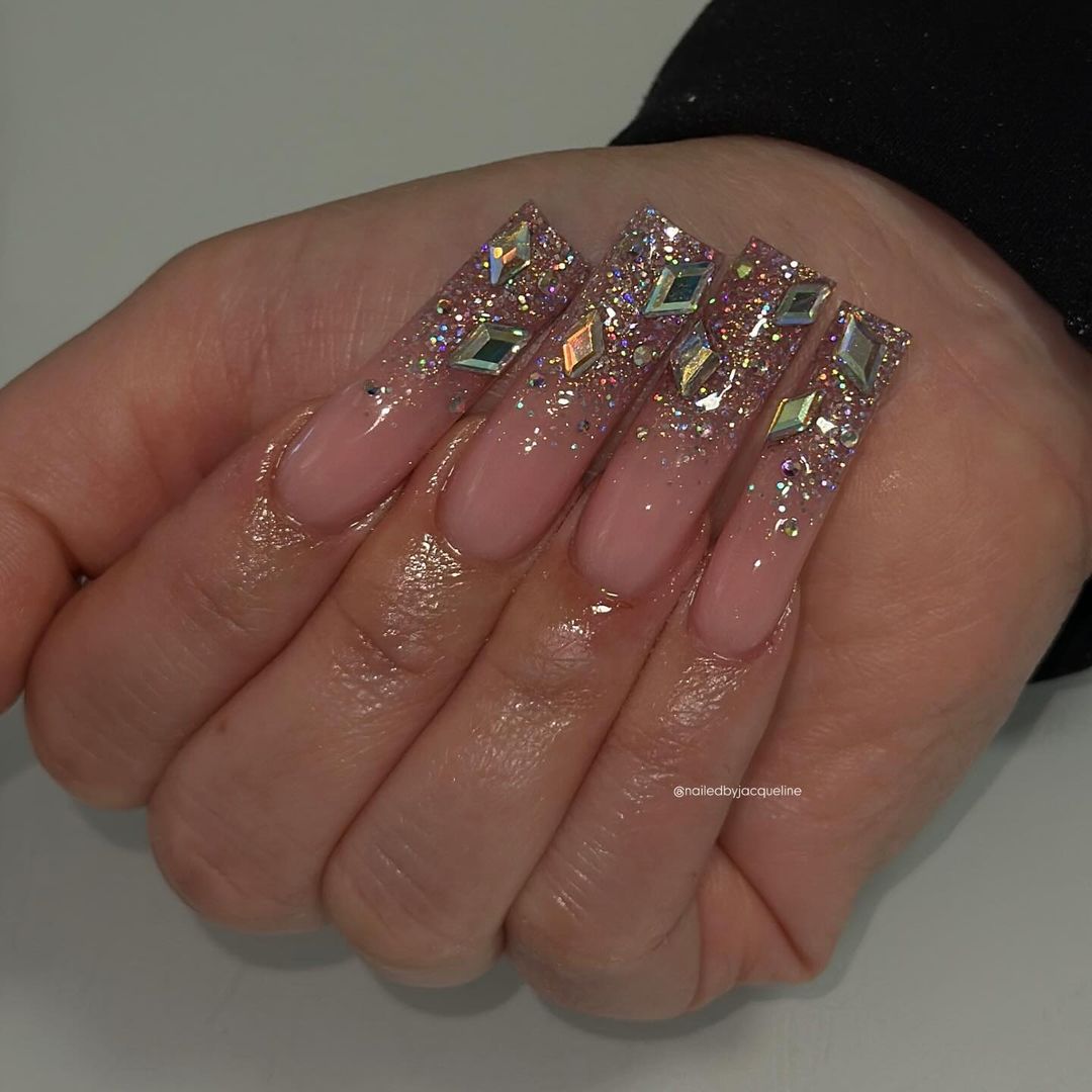 unhas brilhantes com brilho de diamante