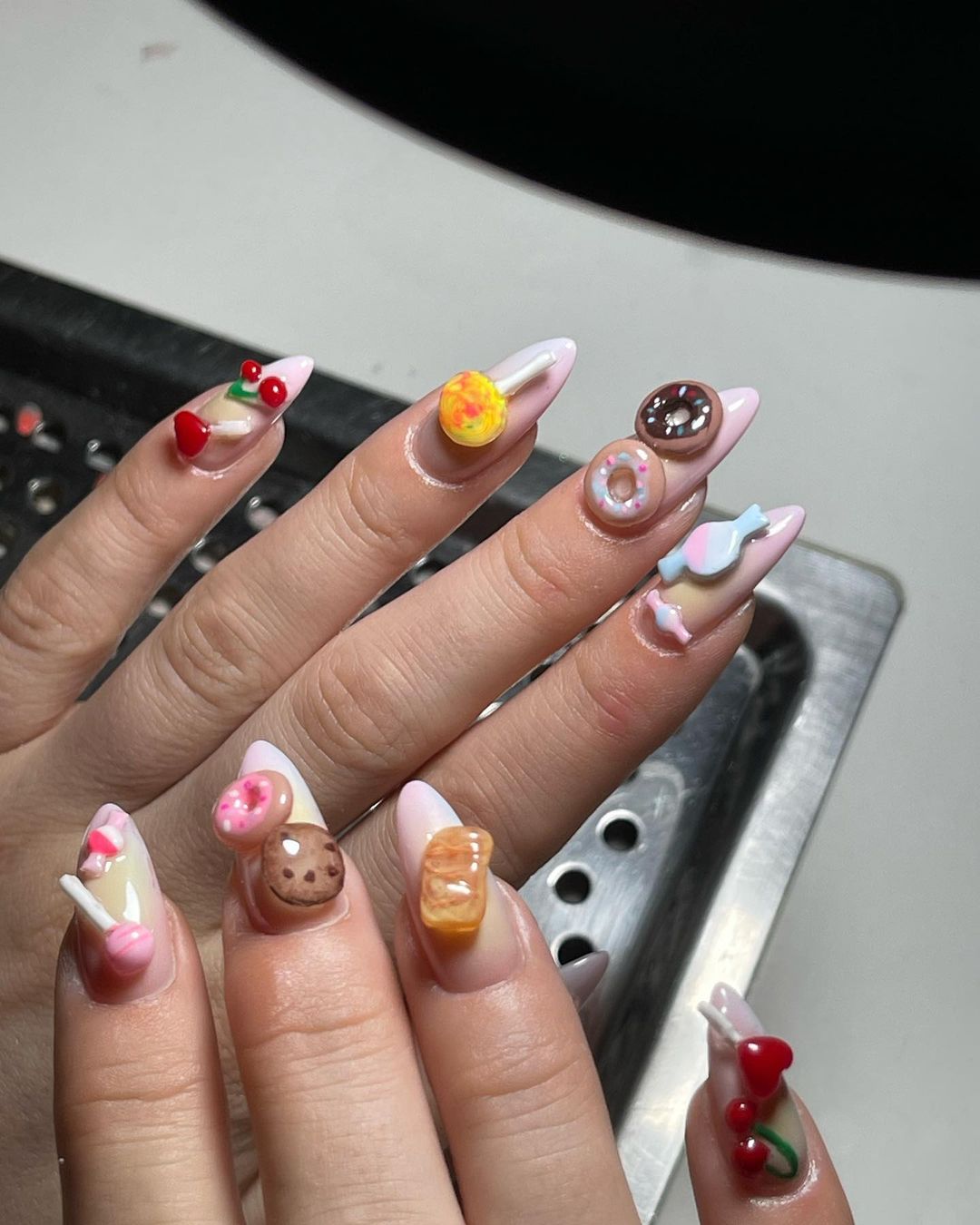 unhas de donut preocupadas com doces