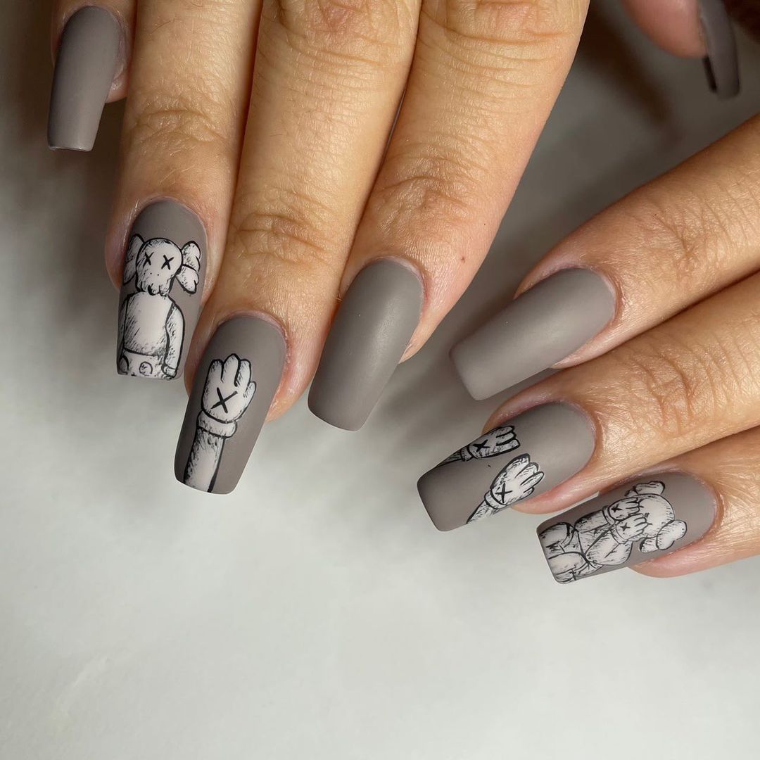 Ongles gris et nerveux